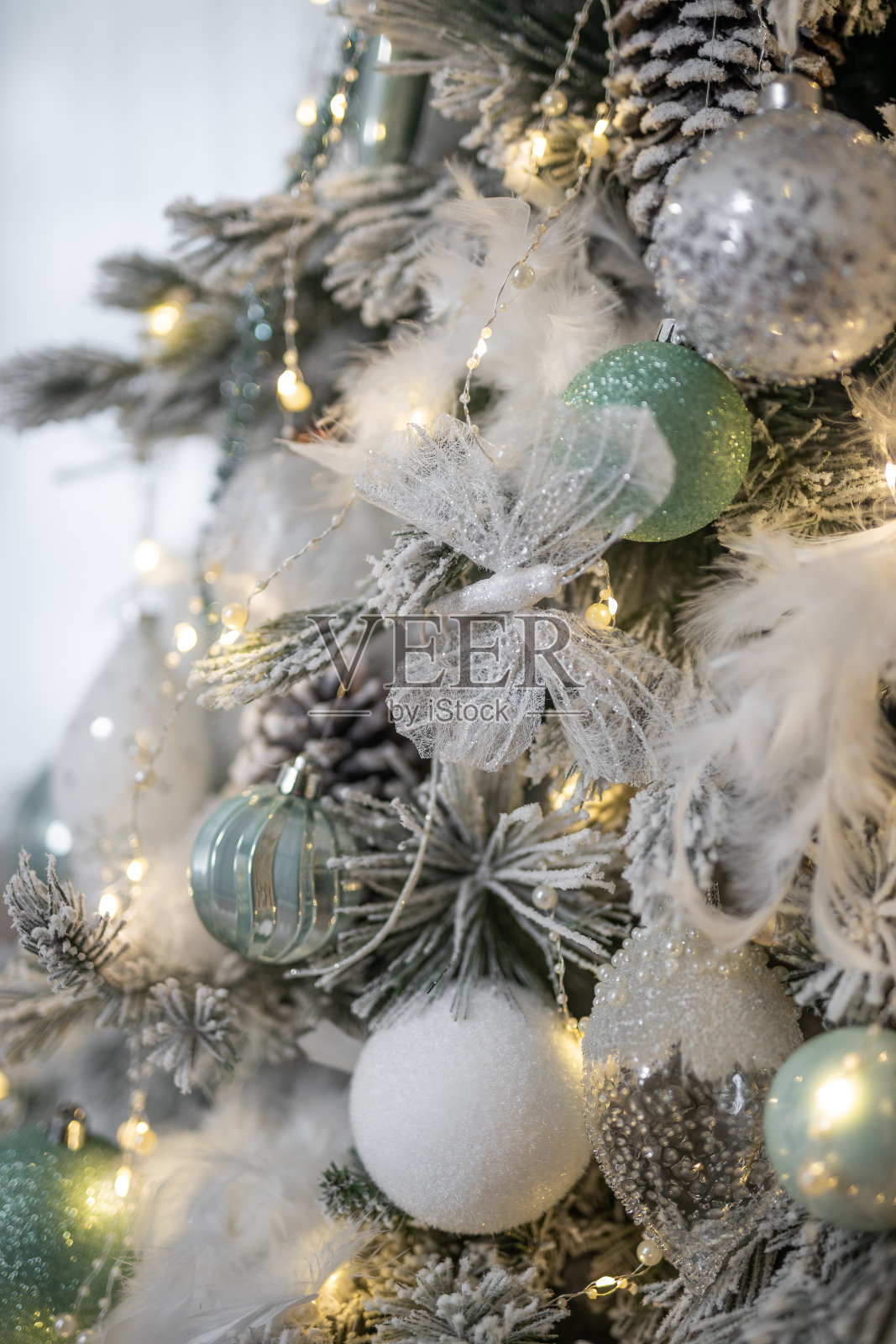 圣诞节用新年树装饰室内照片摄影图片