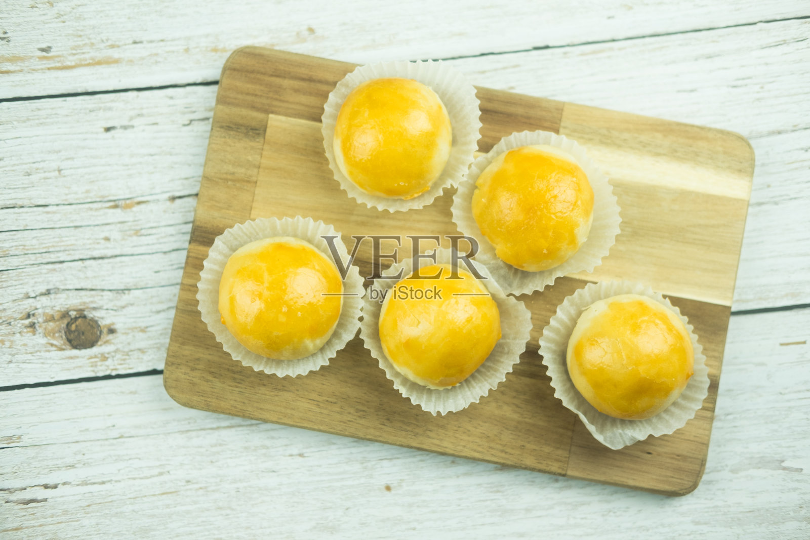 美味的中式糕点，里面有绿豆沙和咸蛋黄照片摄影图片