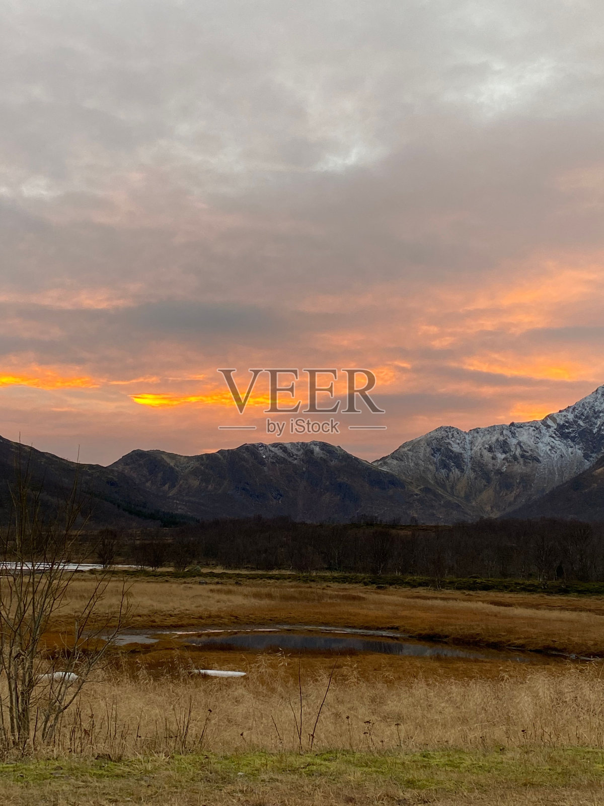 日落时分，山谷和山脉以美丽的天空为背景。照片摄影图片