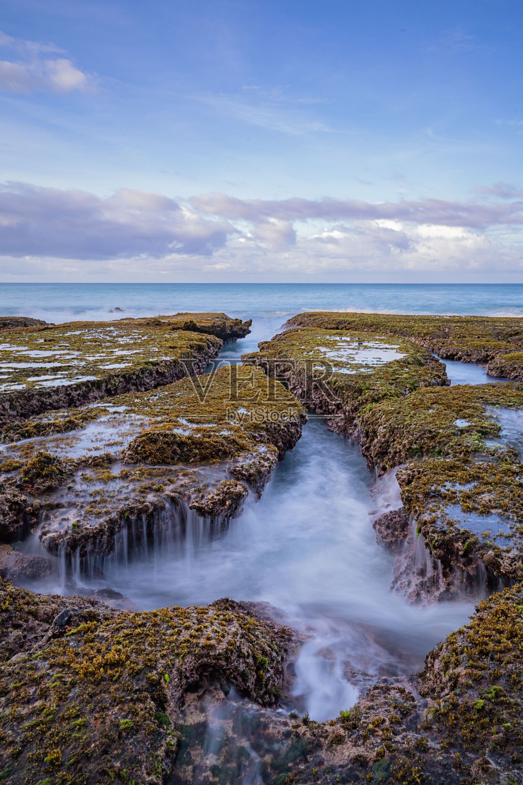 印度尼西亚Karang Bokor Sawarna潮湿的苔藓岩层，长时间曝光照片摄影图片