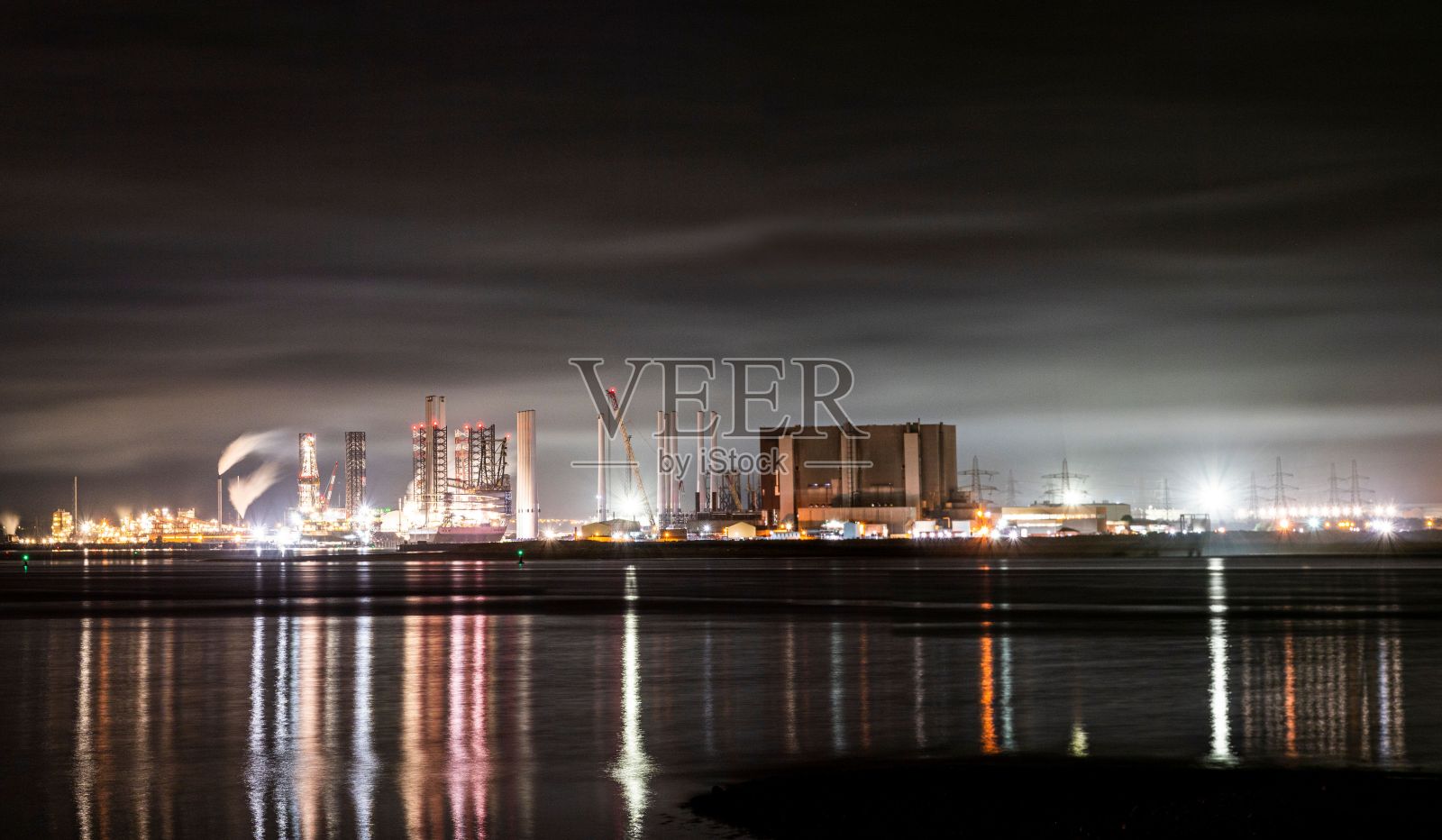 美丽的城市景观在水中的倒影照片摄影图片