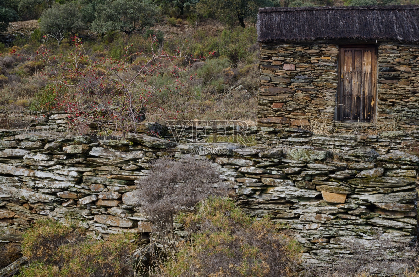 小屋和岩壁。照片摄影图片