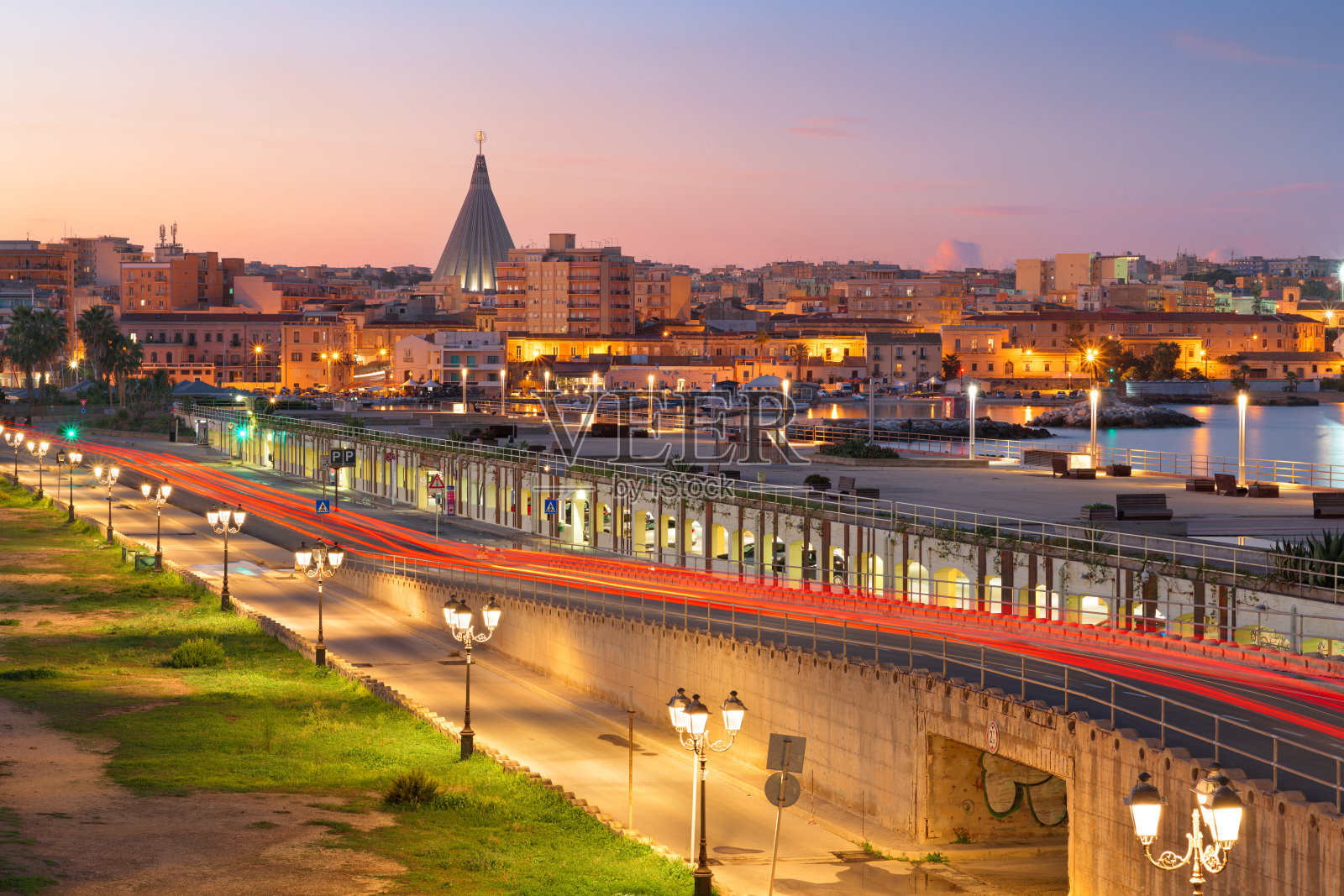 锡拉丘兹，西西里岛，意大利黄昏的天际线照片摄影图片