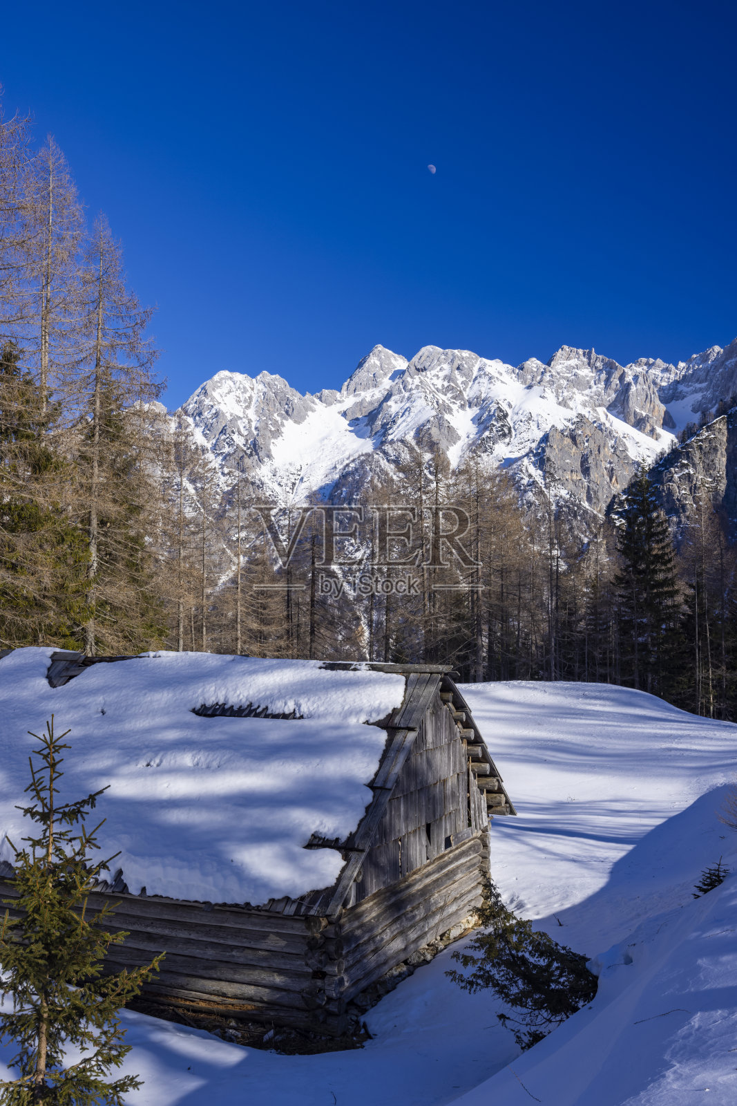 斯洛文尼亚特里格拉夫斯基国家公园，Vrsic附近的冬季景观照片摄影图片