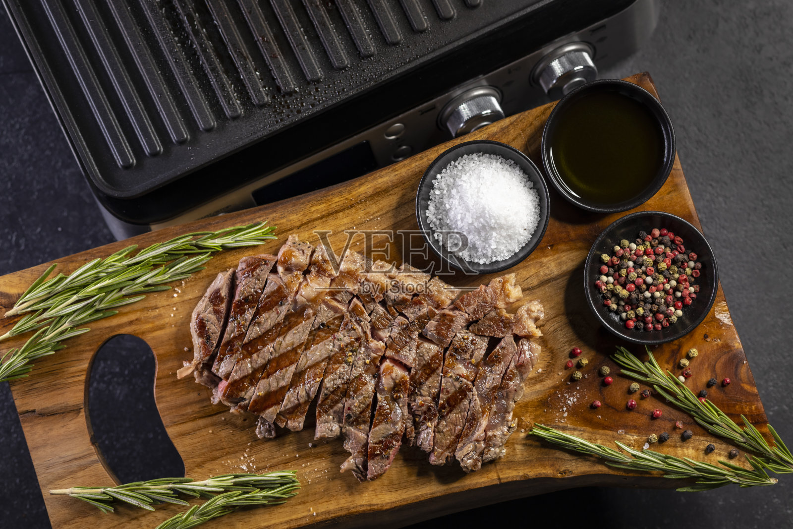 木板肋眼牛排配香料和电烤架照片摄影图片