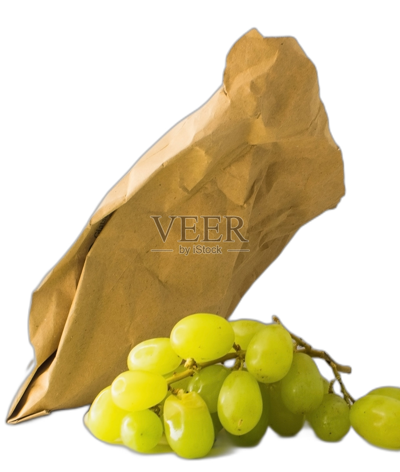 绿色葡萄旁边的纸包照片摄影图片