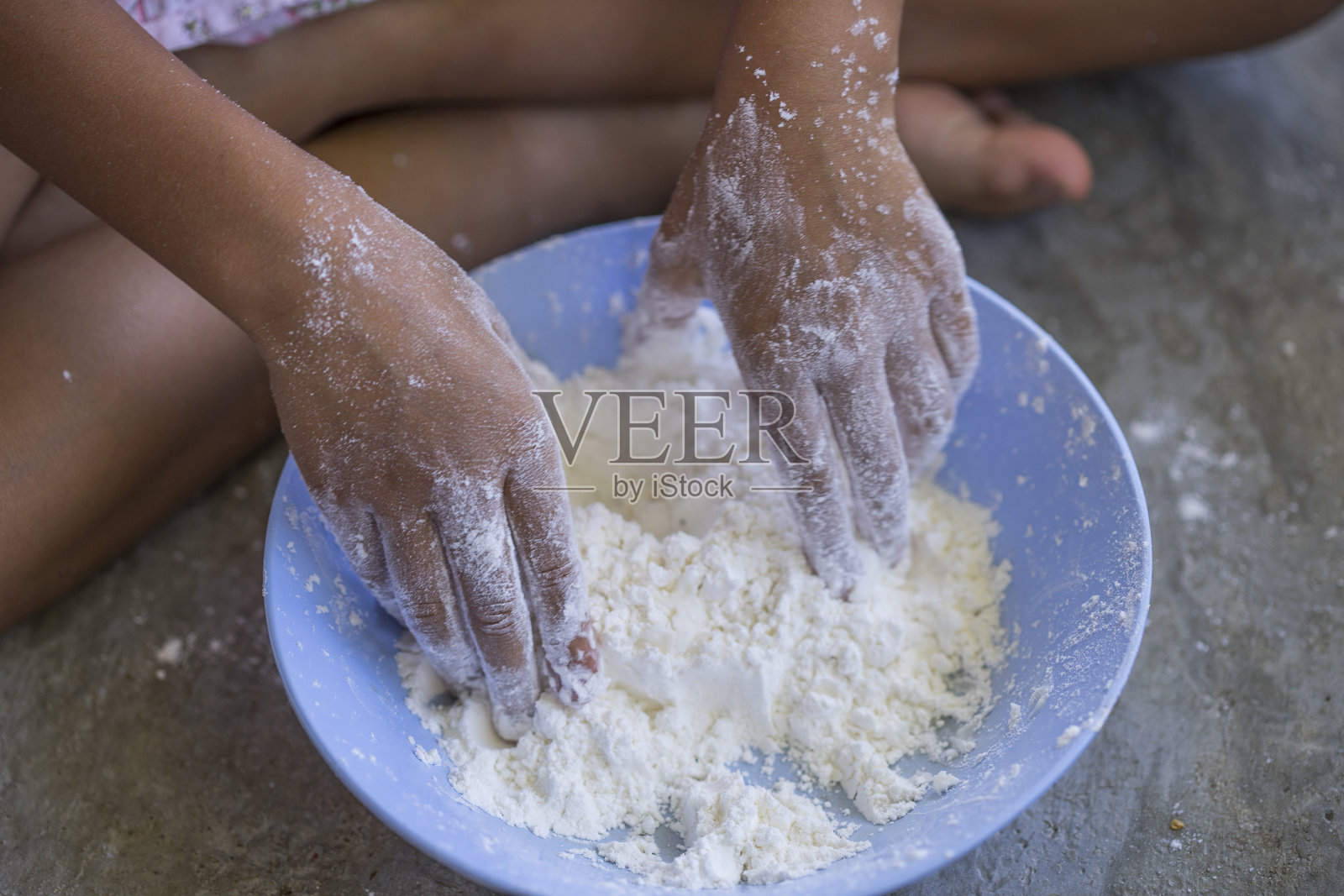 手里的亚洲小孩正在厨房里准备面团，烤饼干照片摄影图片