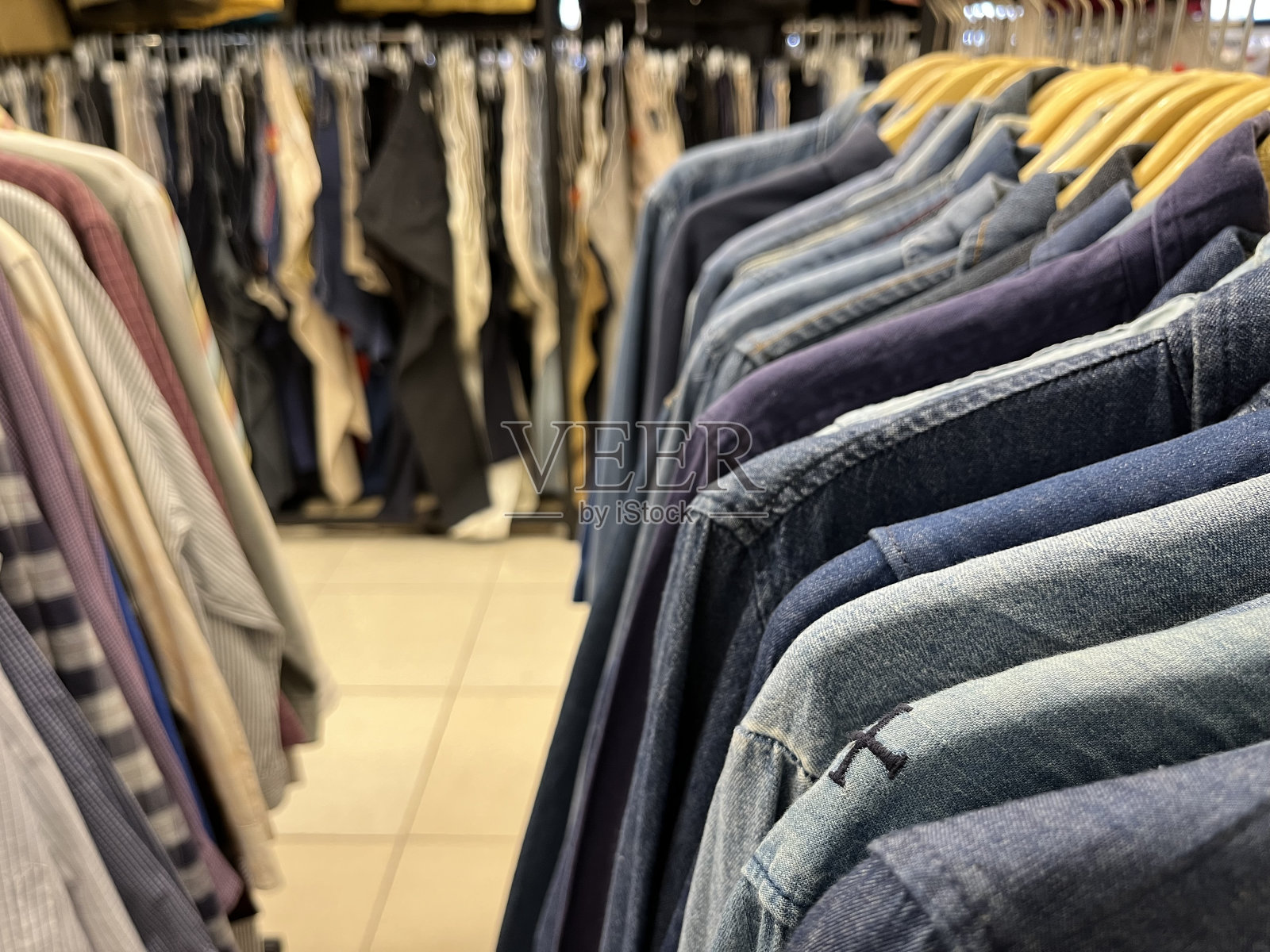 卖二手衣服的旧货店照片摄影图片