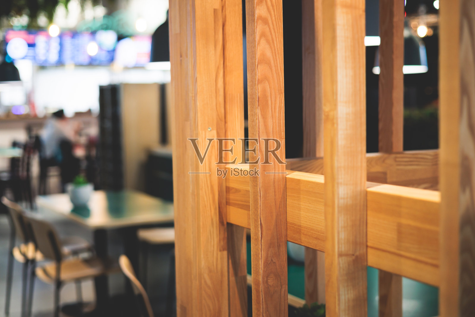 大商场内的现代美食广场美食大厅内景，不同的快餐咖啡馆和餐厅配有木制和塑料桌椅，背景是顾客点餐照片摄影图片