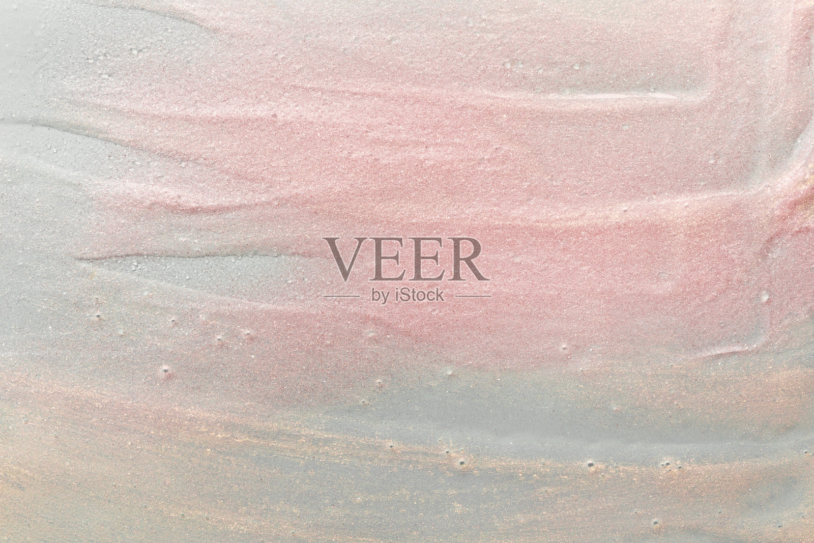 美容凝胶质地与粉红色和金色颗粒。闪光的高光背景与笔触照片摄影图片