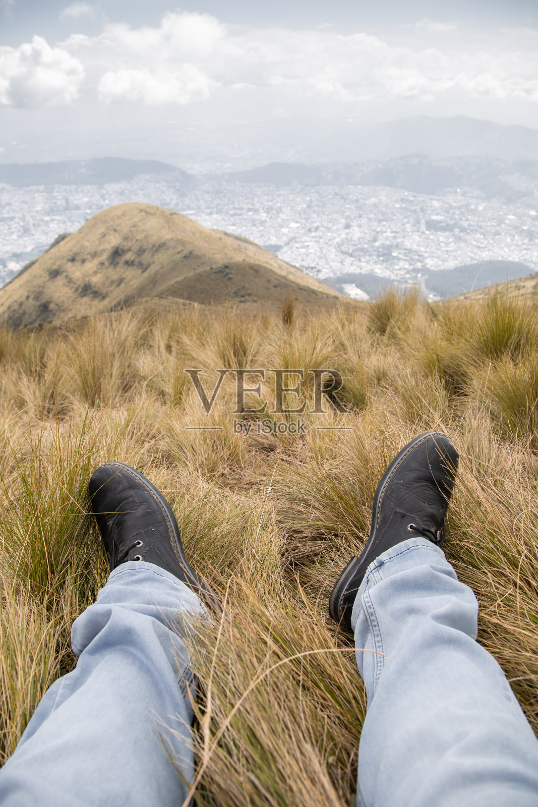 鞋的背景是山川和草甸景观，自然在乡村，游客放松照片摄影图片