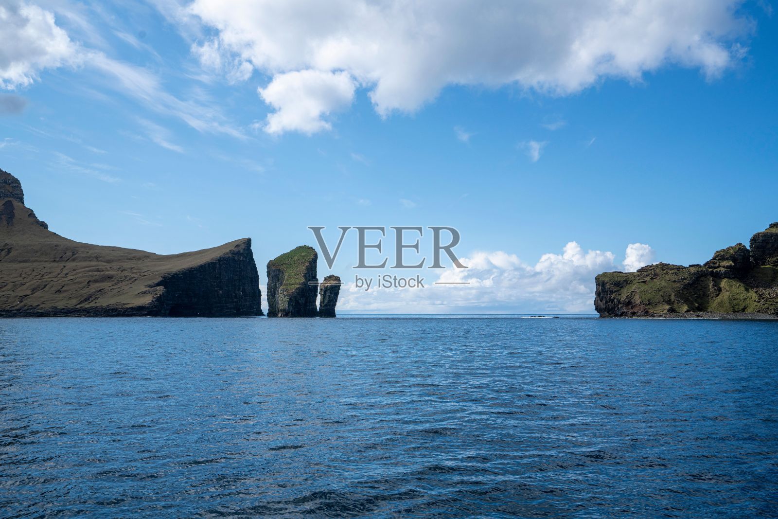 云层下群山环绕的湖泊照片摄影图片