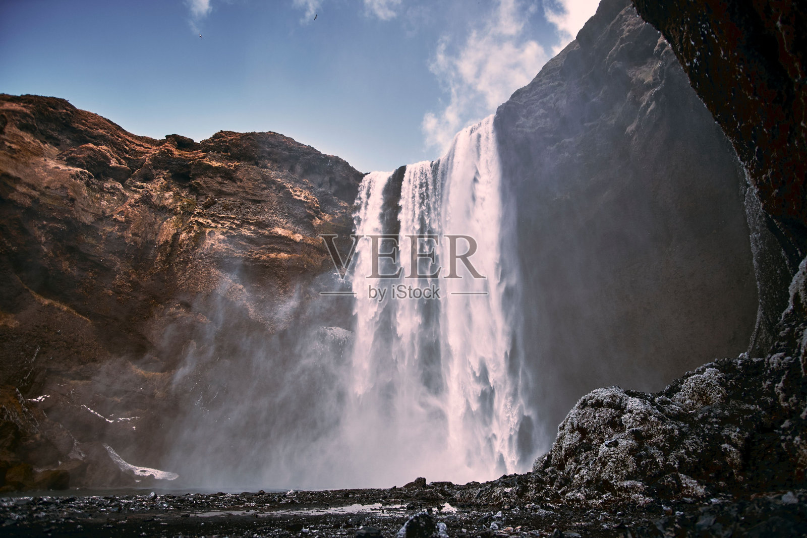 在冰岛，白天瀑布从悬崖上流下的风景照片摄影图片