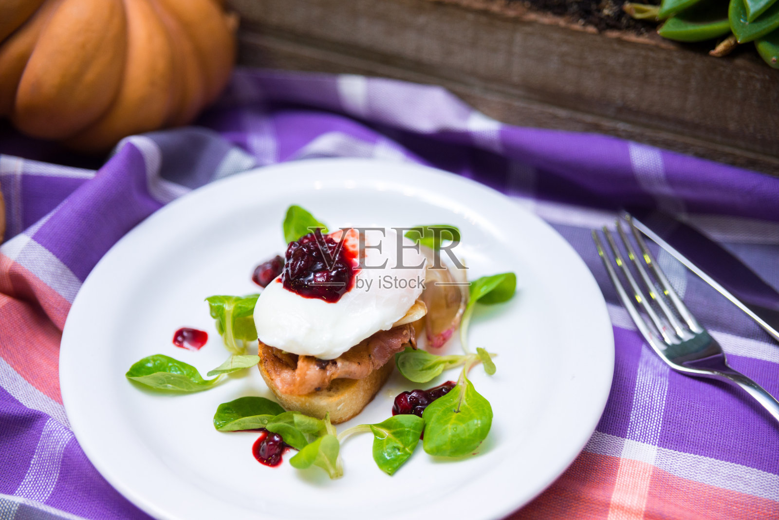 荷包蛋配烤面包配培根和蔓越莓酱，玉米沙拉照片摄影图片
