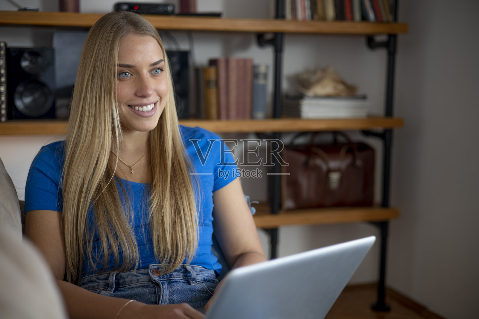 年轻女性在家工作照片摄影图片
