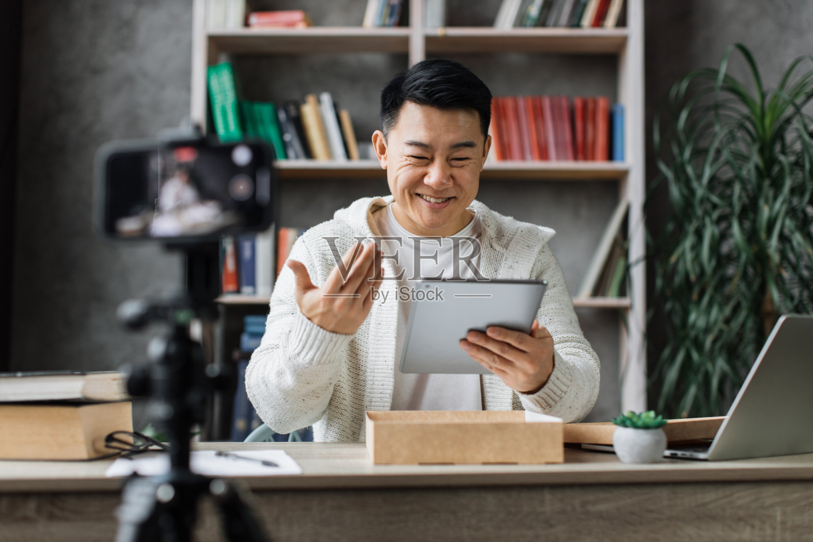 亚洲男人在家里拍视频照片摄影图片