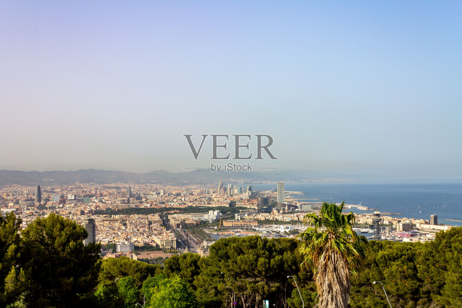 巴塞罗那美丽的城市景观，从Montjuic顶部，西班牙照片摄影图片