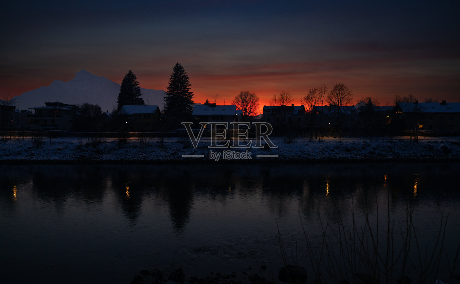 日落景观，河边的房子和雪山，奥地利，萨尔茨堡照片摄影图片
