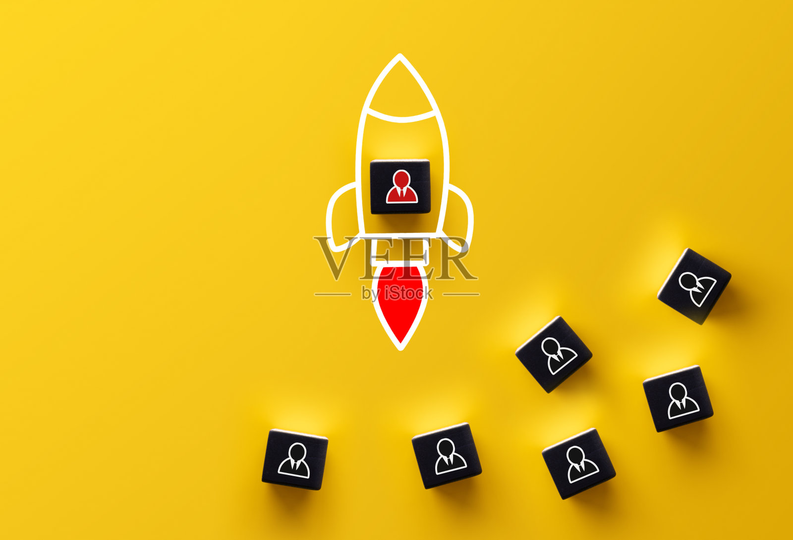 Promotion at work, business team leader appointment, employee dismissal, initiative and aspiration concepts. 员工图标从一排木头立方体上的同事中出来。照片摄影图片