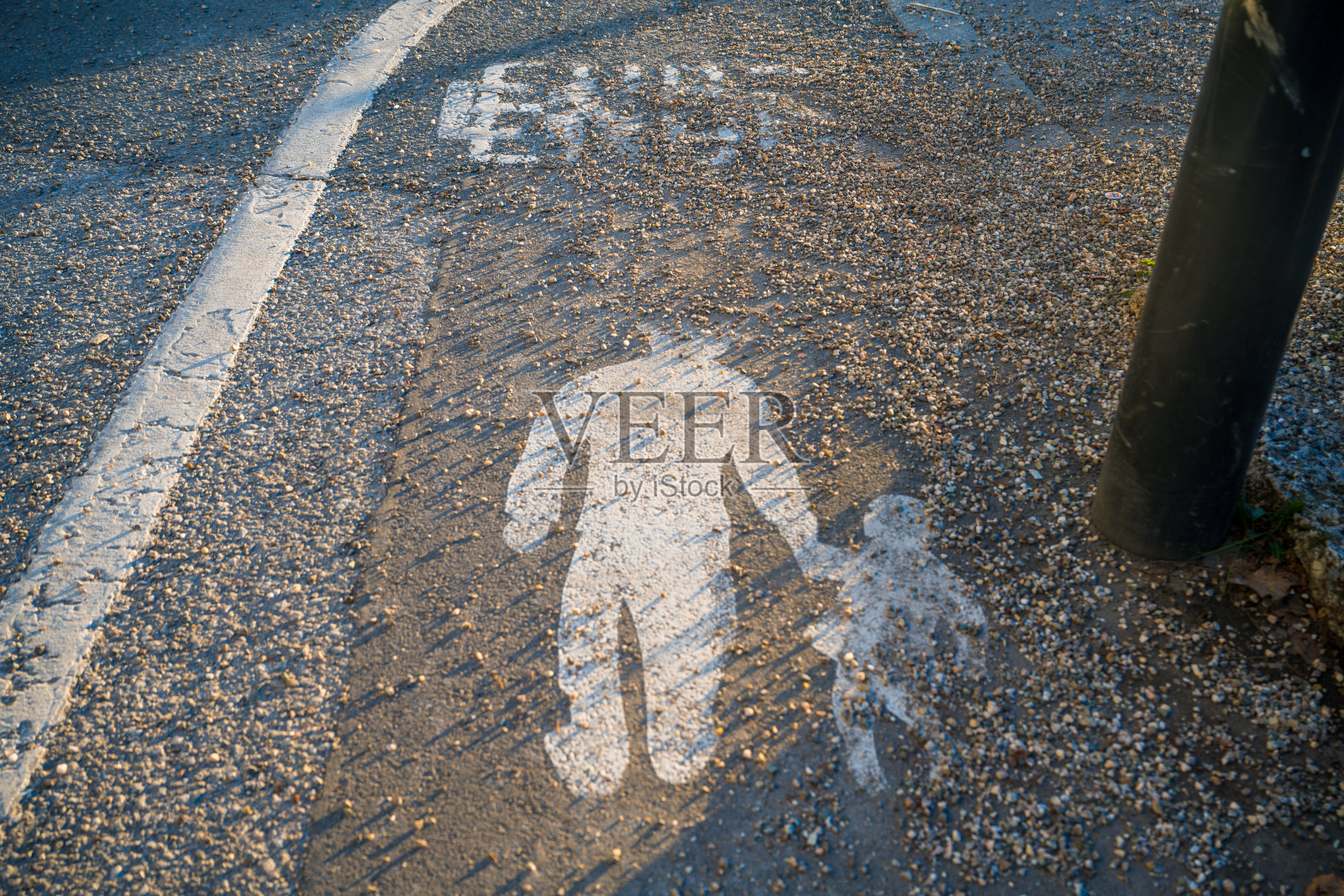 停机坪上的人影照片摄影图片