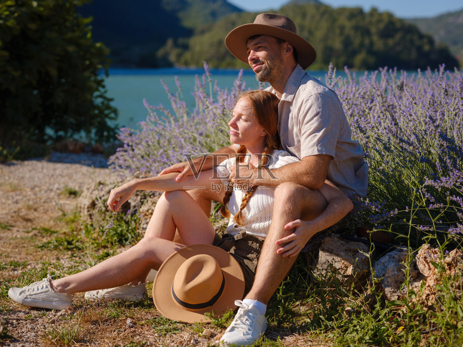 拥抱新鲜空气，参与户外活动的概念照片摄影图片