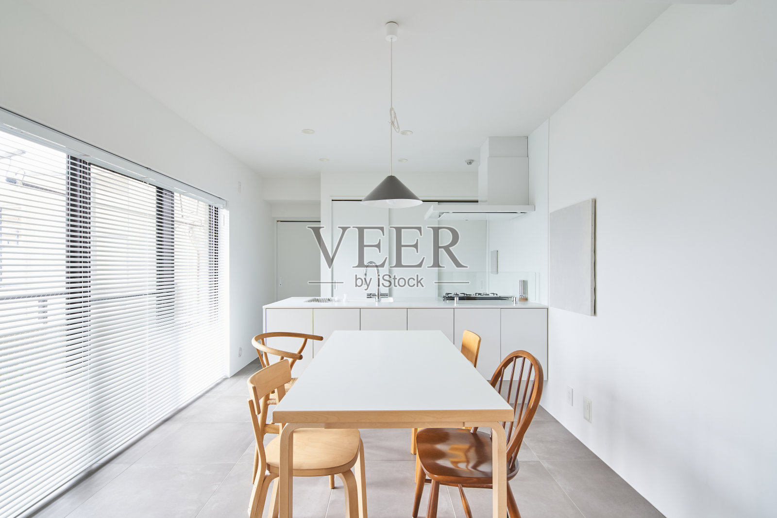 室内以白色和天然木材为基础照片摄影图片