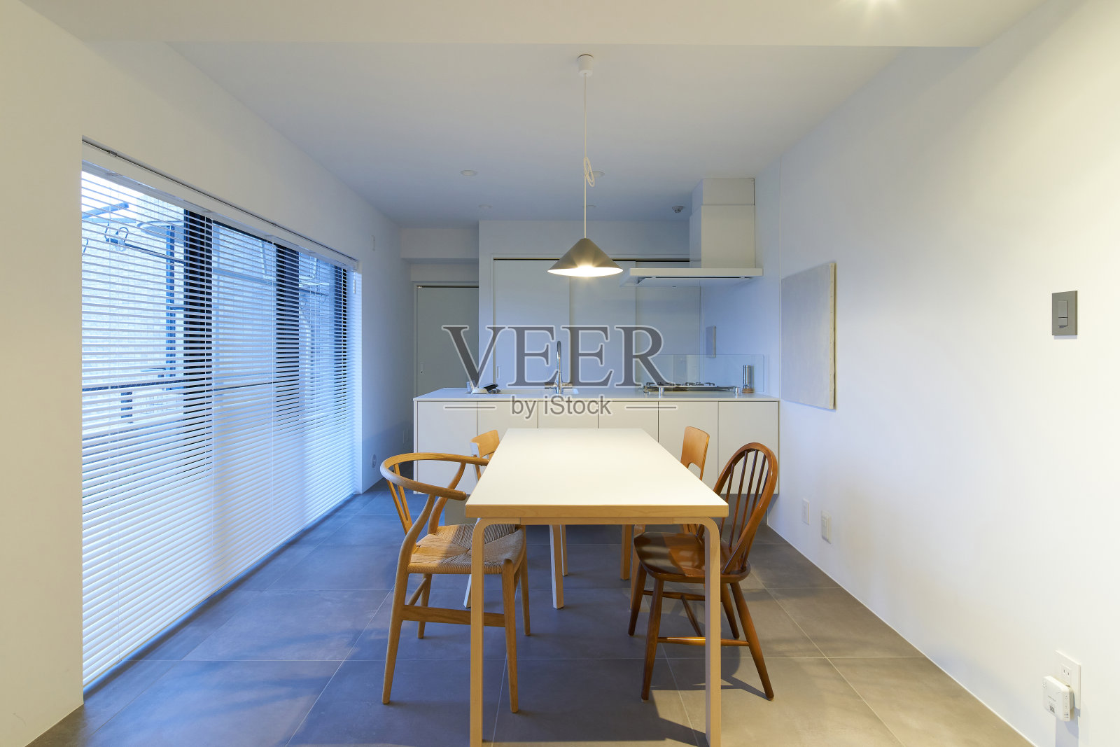 室内以白色和天然木材为基础照片摄影图片