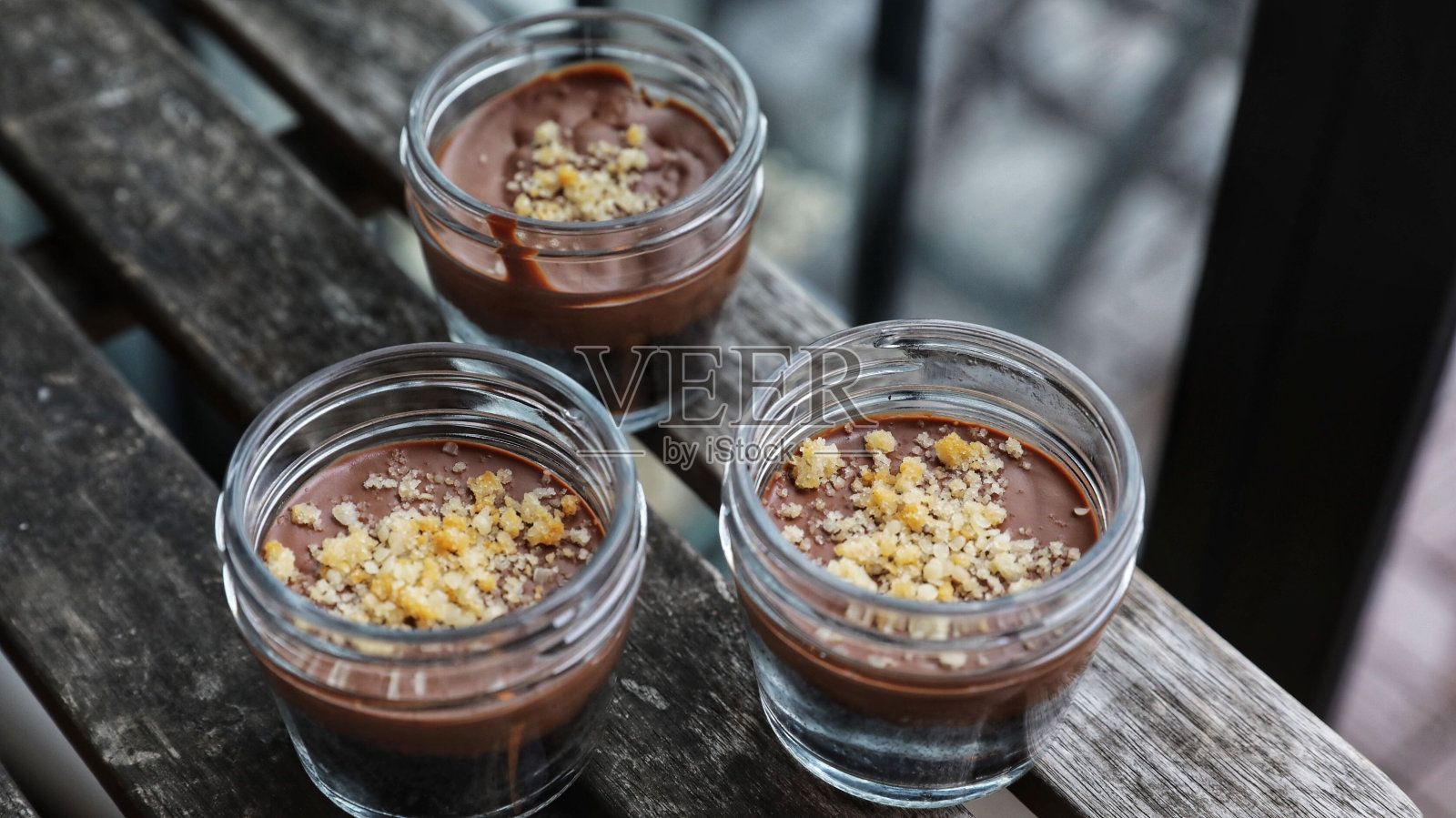 几杯素食巧克力酱加花生酱照片摄影图片