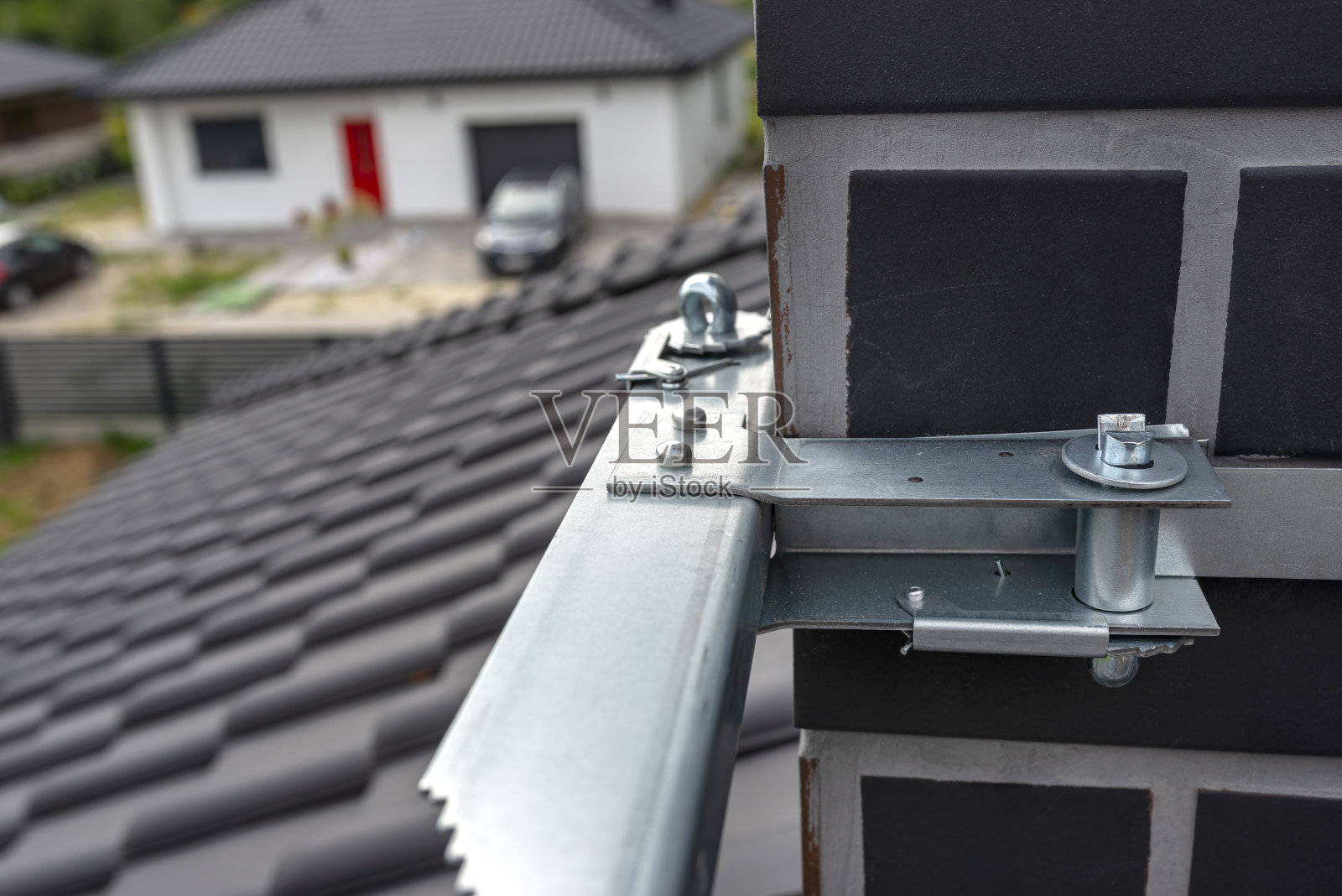 用于在烟囱上安装卫星天线的烟囱架，特写视图。照片摄影图片