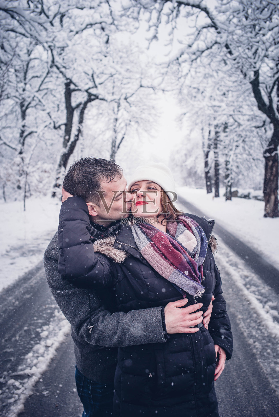 一对男女享受着大雪。照片摄影图片