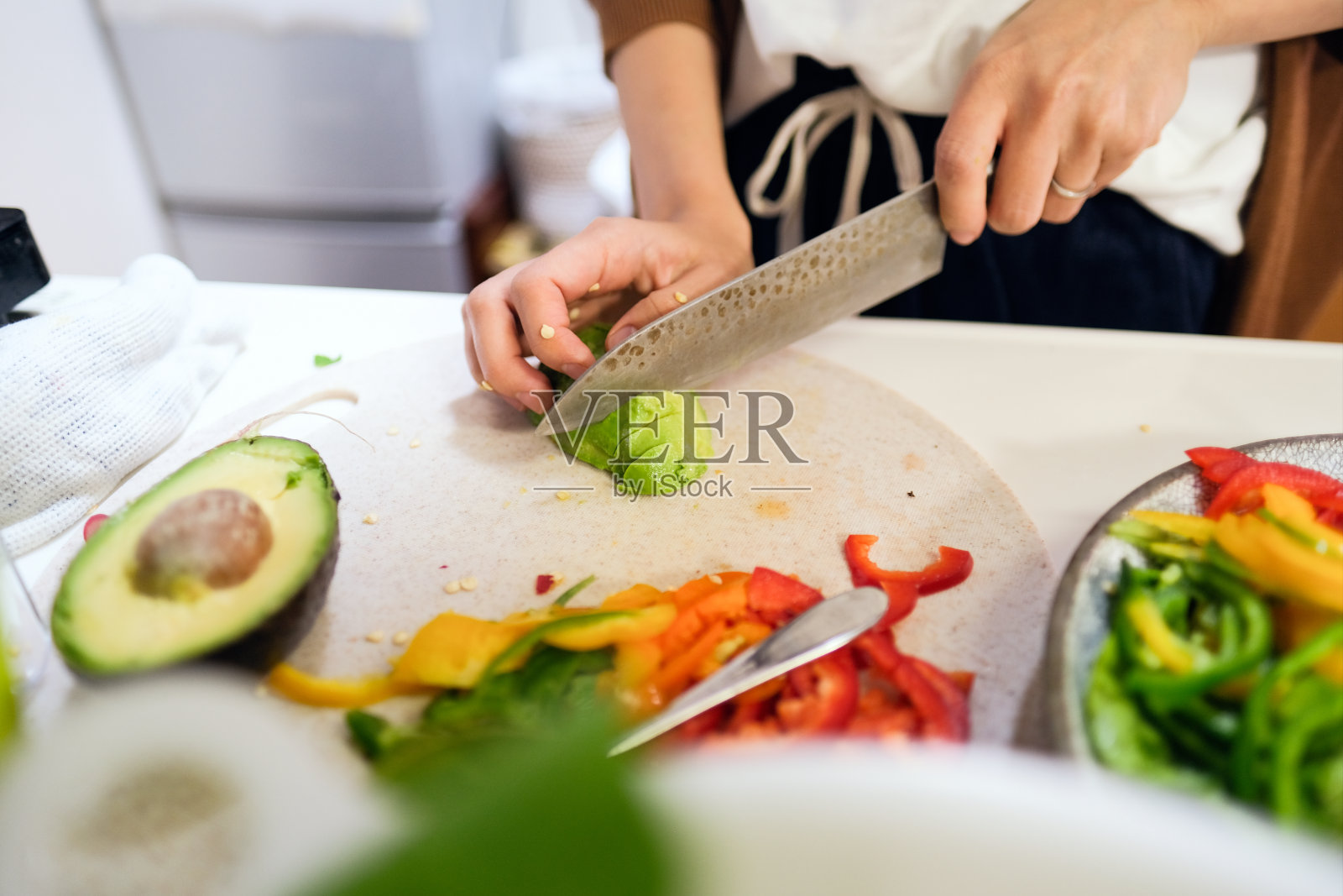 女人切牛油果的手特写照片摄影图片