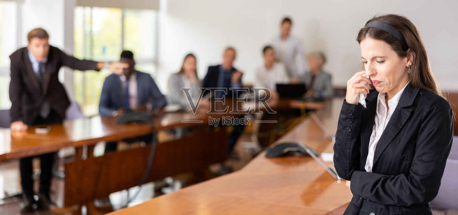 被解雇的哭泣的中年白人棕发女职员照片摄影图片