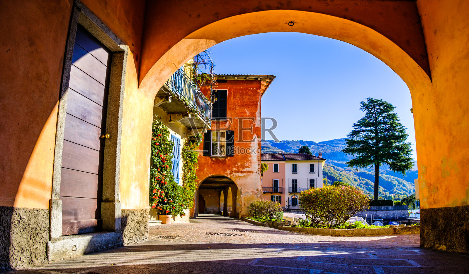 意大利的曼德罗·德尔·拉里奥老城和港口照片摄影图片