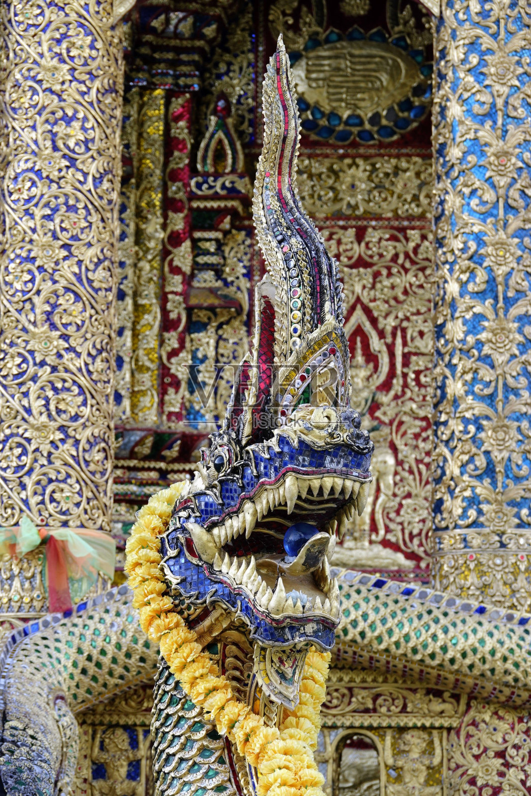 垂直特写镜头的泰国龙对着佛教寺庙照片摄影图片