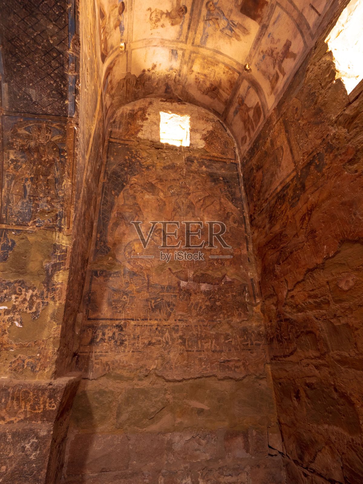 古塞尔·阿姆拉城堡的内墙有迷人的古代人类和动物的壁画照片摄影图片