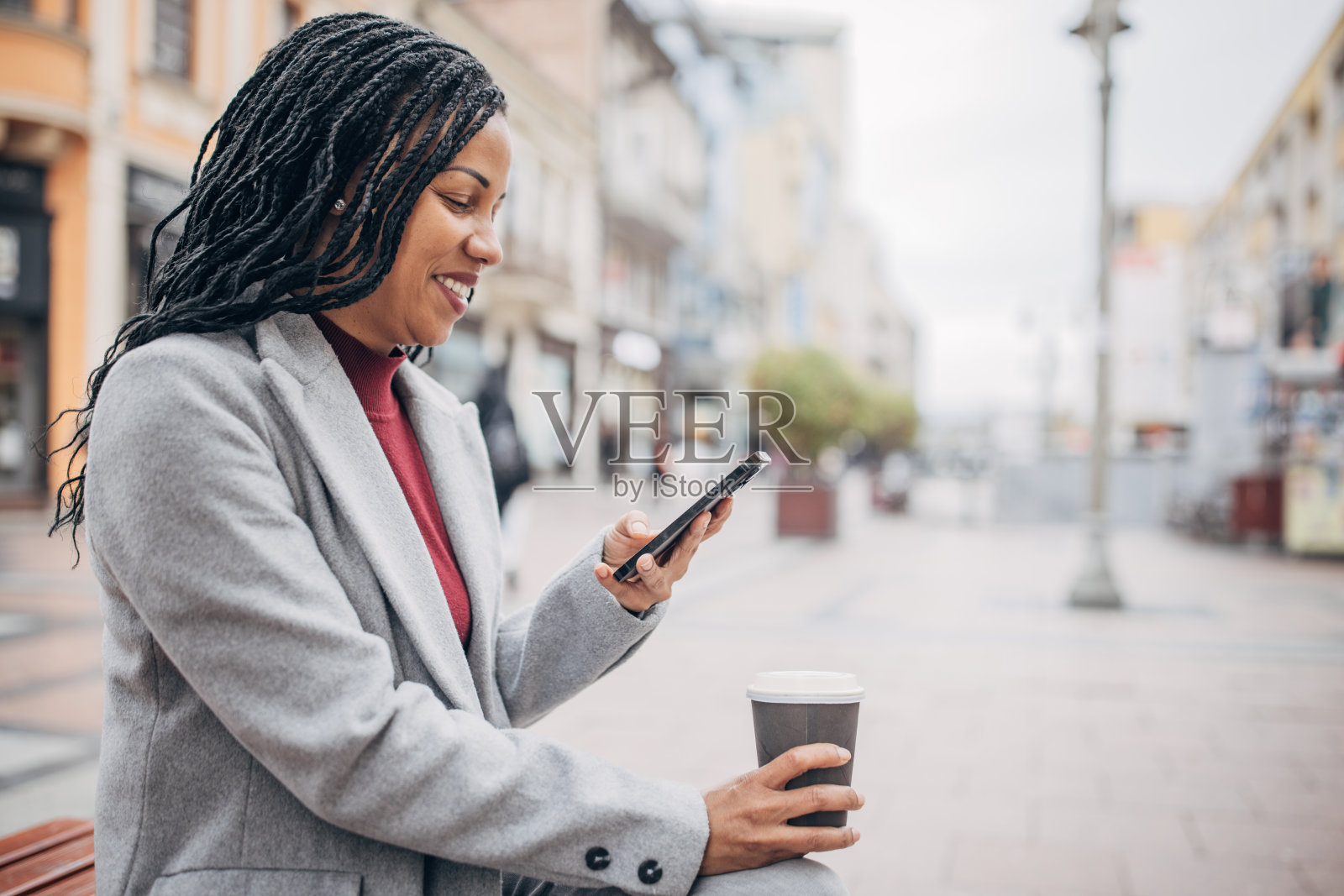 女人在街上用智能手机照片摄影图片