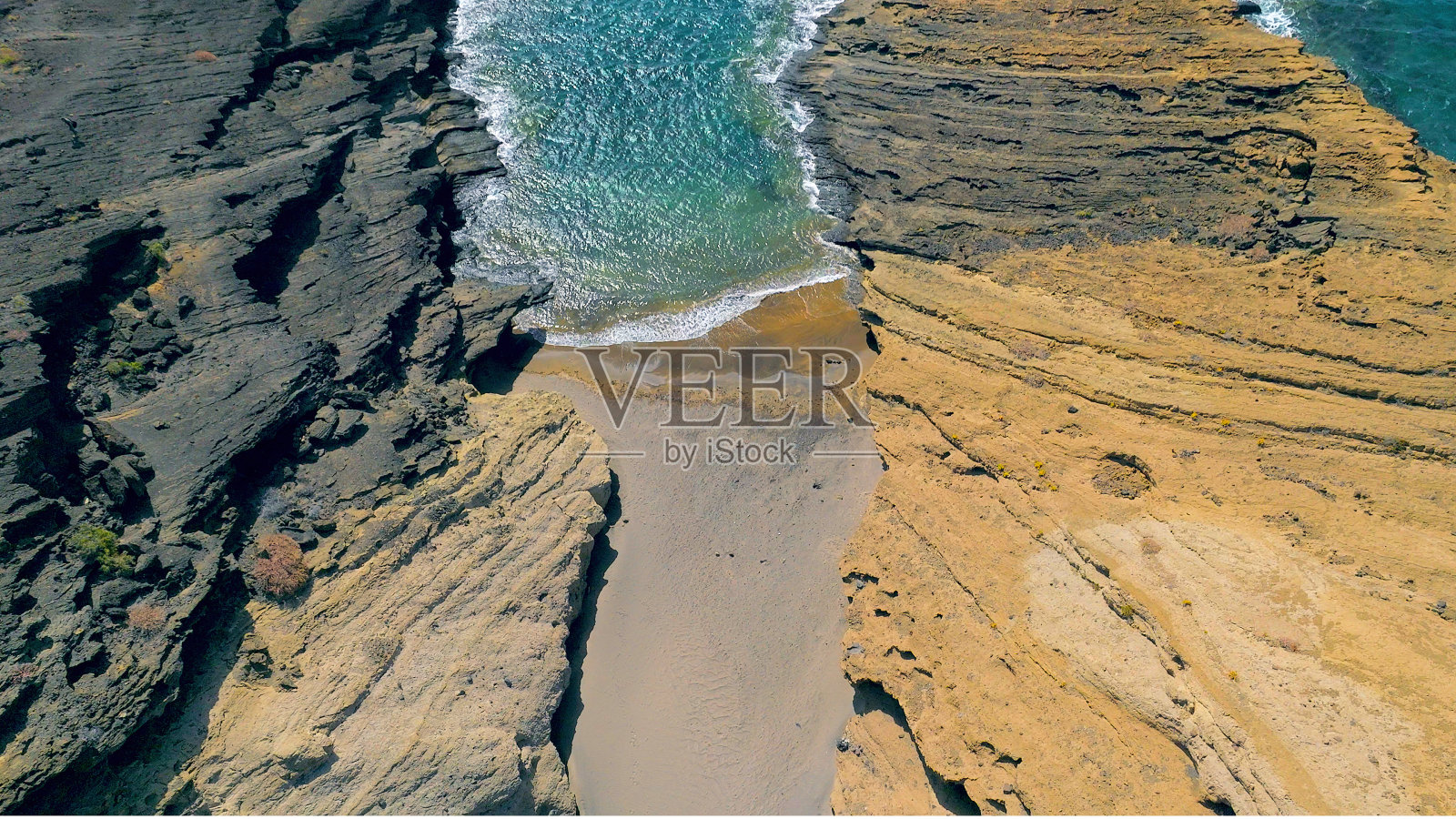 Aerial view of the hidden cove beach "Playa Cumplida" at the natural reserve of "Montaña Pelada" in Tenerife (Canary Islands). Drone shot照片摄影图片