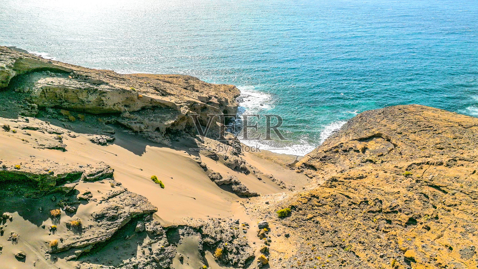 Aerial view of the hidden cove beach "La Rajita" at the natural reserve of "Montaña Pelada" in Tenerife (Canary Islands). Drone shot照片摄影图片