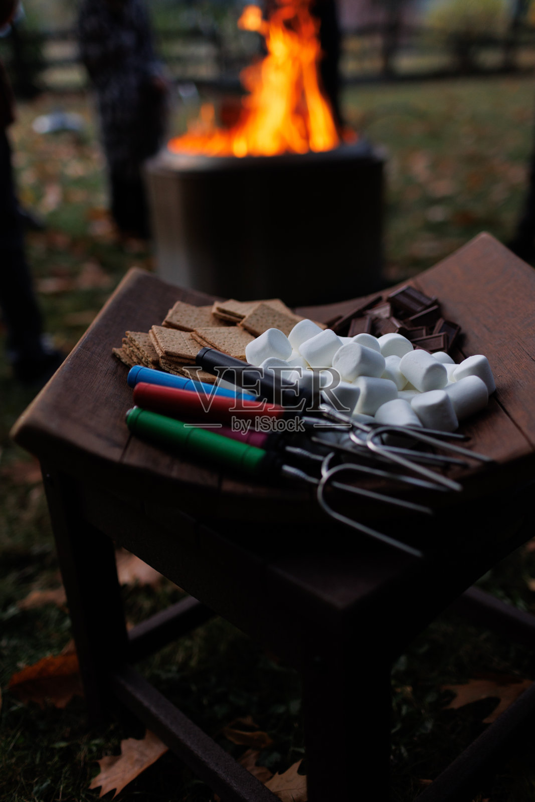 准备在篝火上烤的棉花糖照片摄影图片