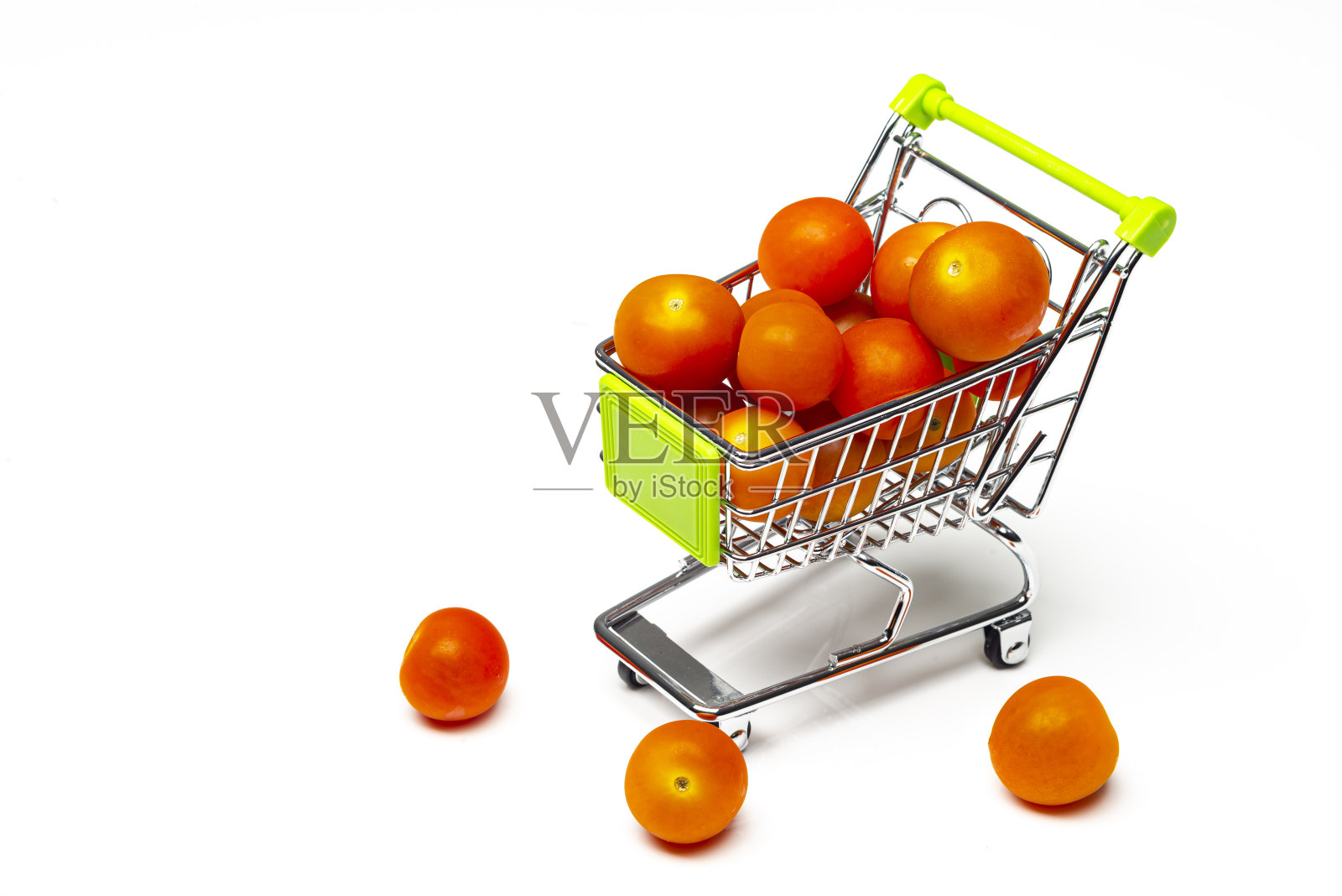 新鲜的圣女果放在购物车里照片摄影图片