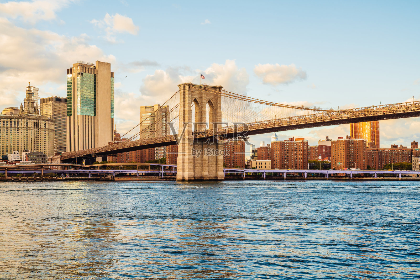 从布鲁克林拍摄的日落布鲁克林大桥，背景是曼哈顿照片摄影图片