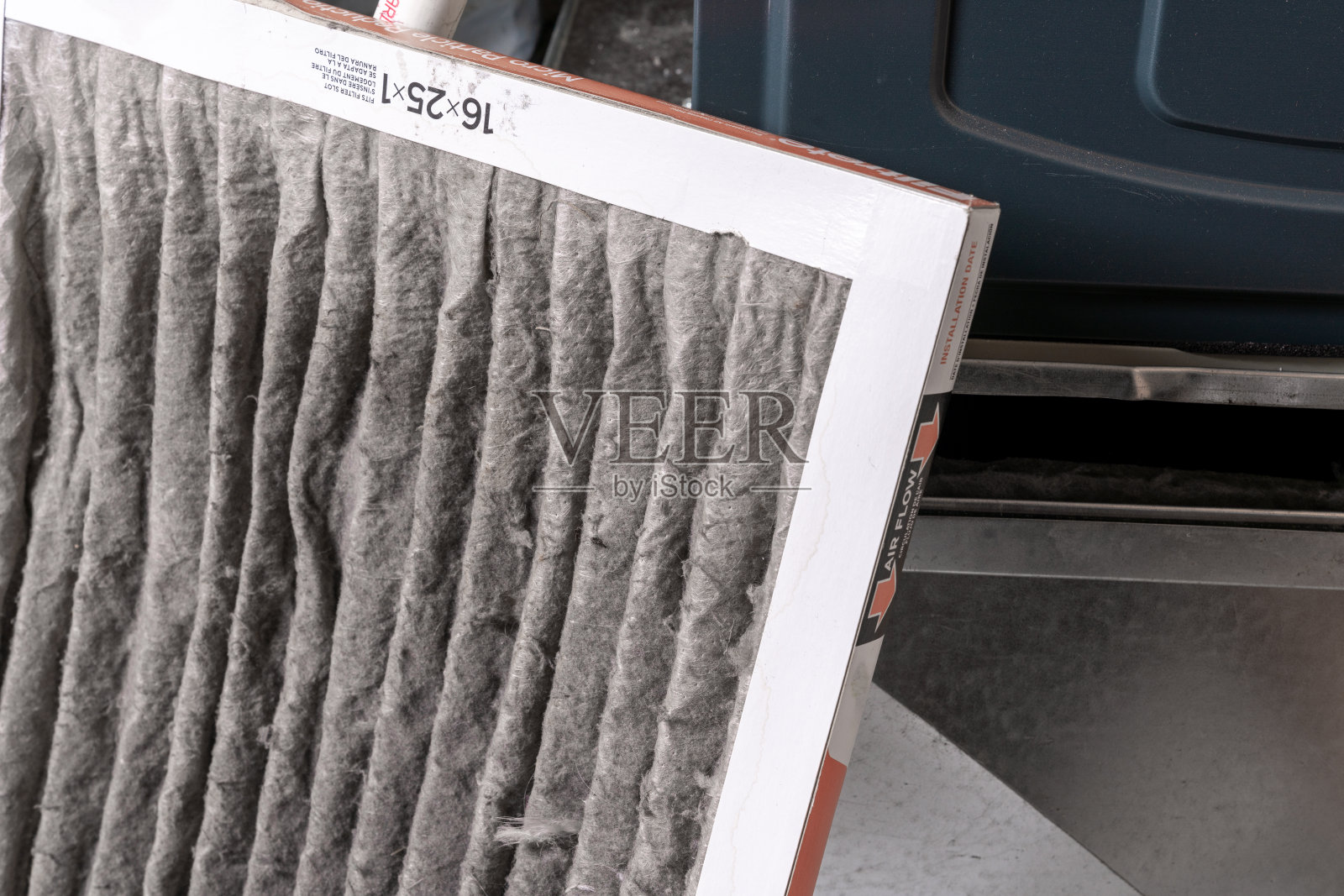 更换家中脏炉过滤器照片摄影图片