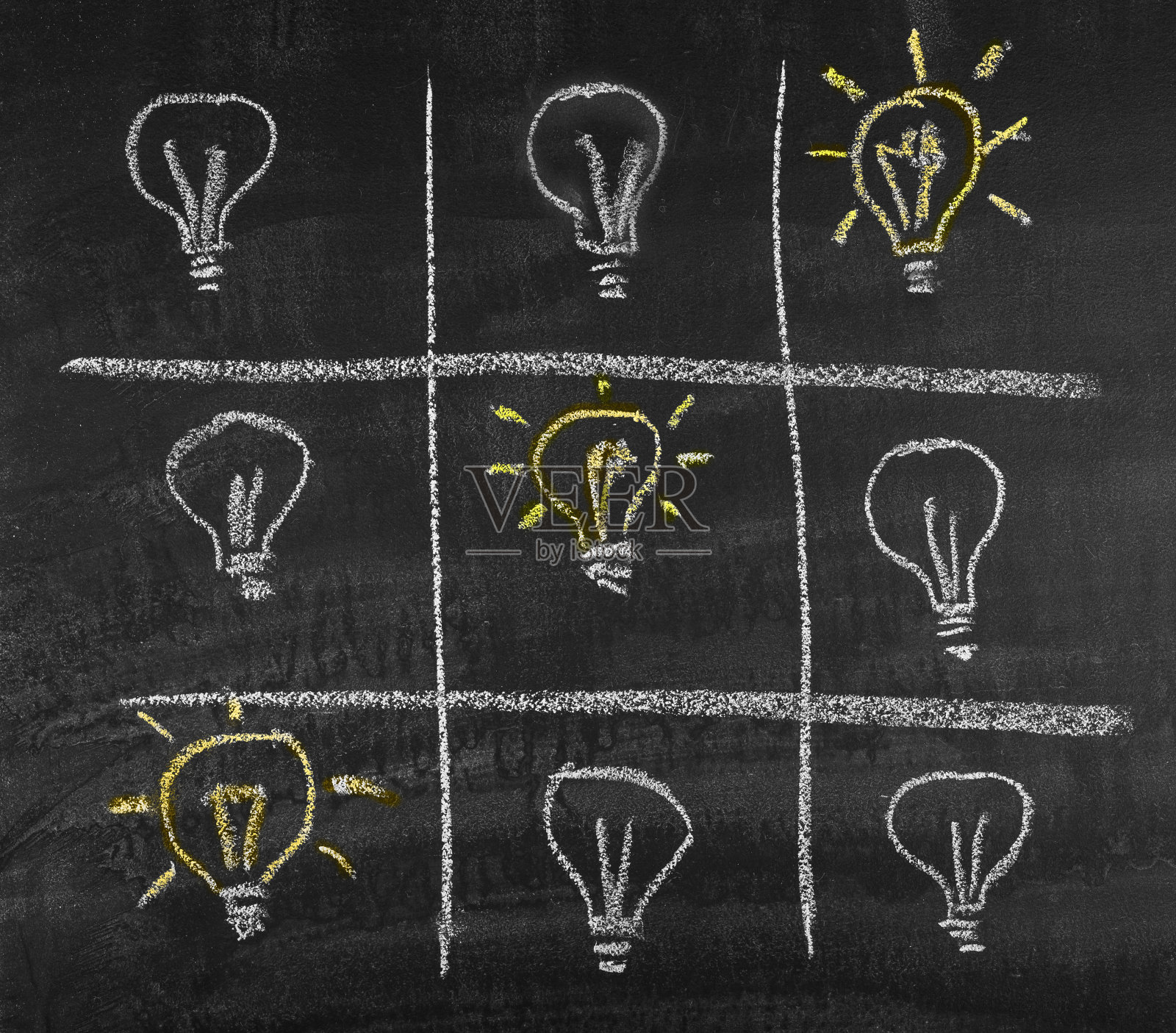 目标概念与手绘灯泡和井字游戏。最好的主意照片摄影图片