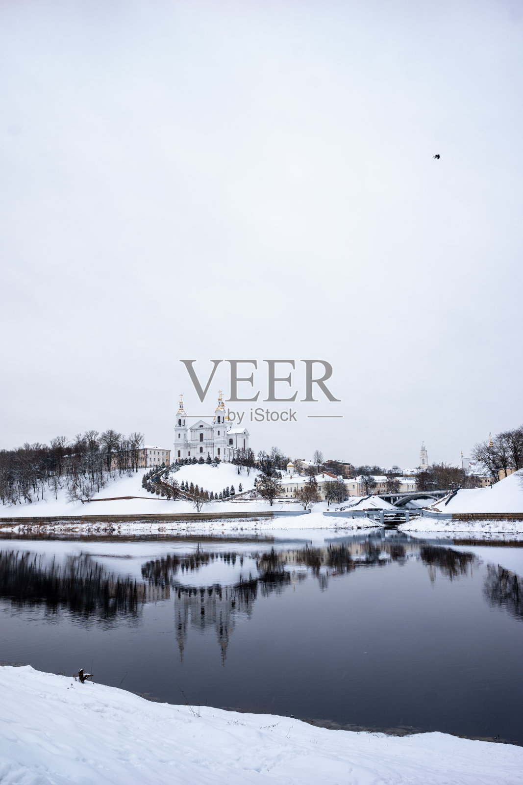 维特伯斯克。白俄罗斯杜加瓦河上的斯维亚托-乌斯彭斯基大教堂照片摄影图片