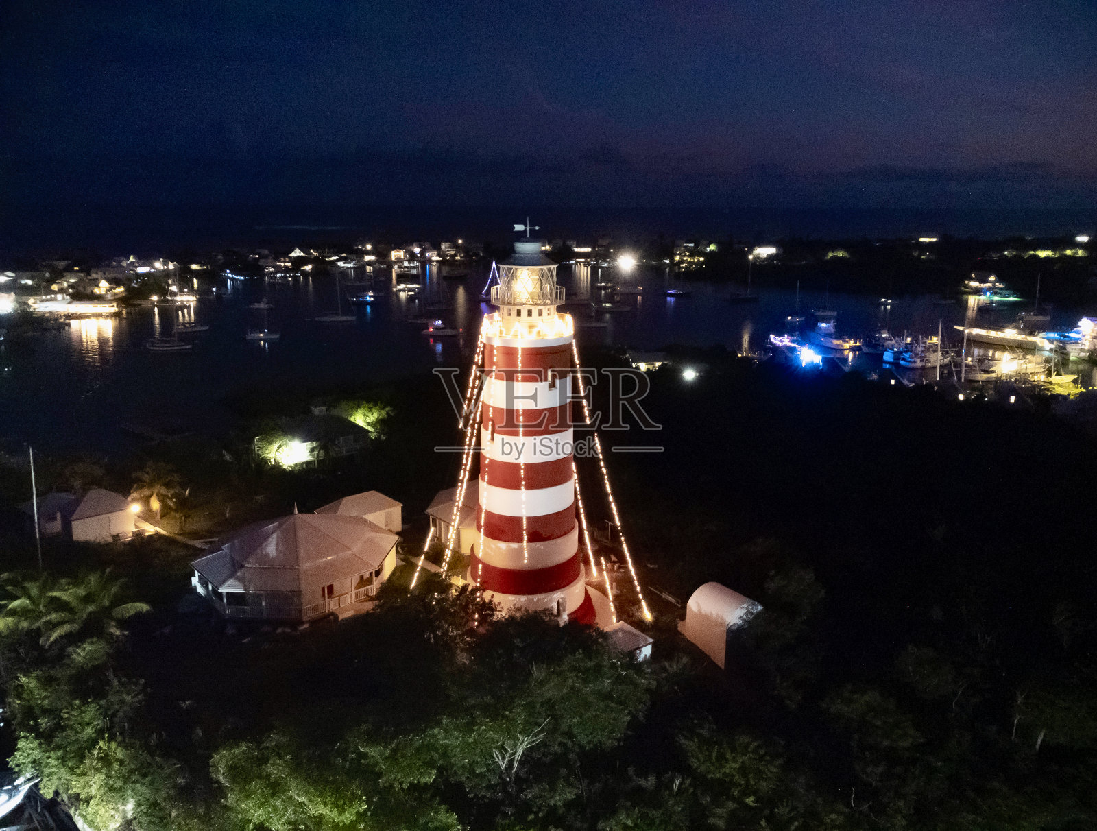 巴哈马群岛的红白条纹灯塔和圣诞彩灯照片摄影图片