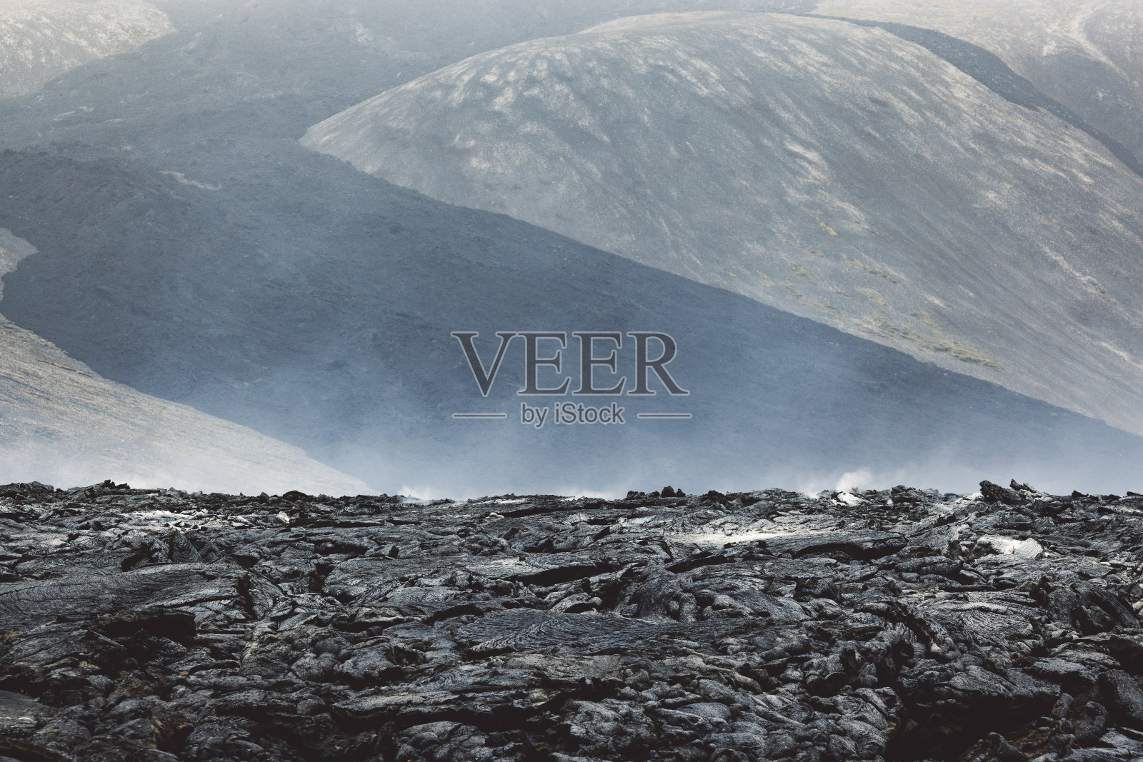 来自2022年Meradalir火山喷发的热熔岩的蒸汽-冰岛照片摄影图片