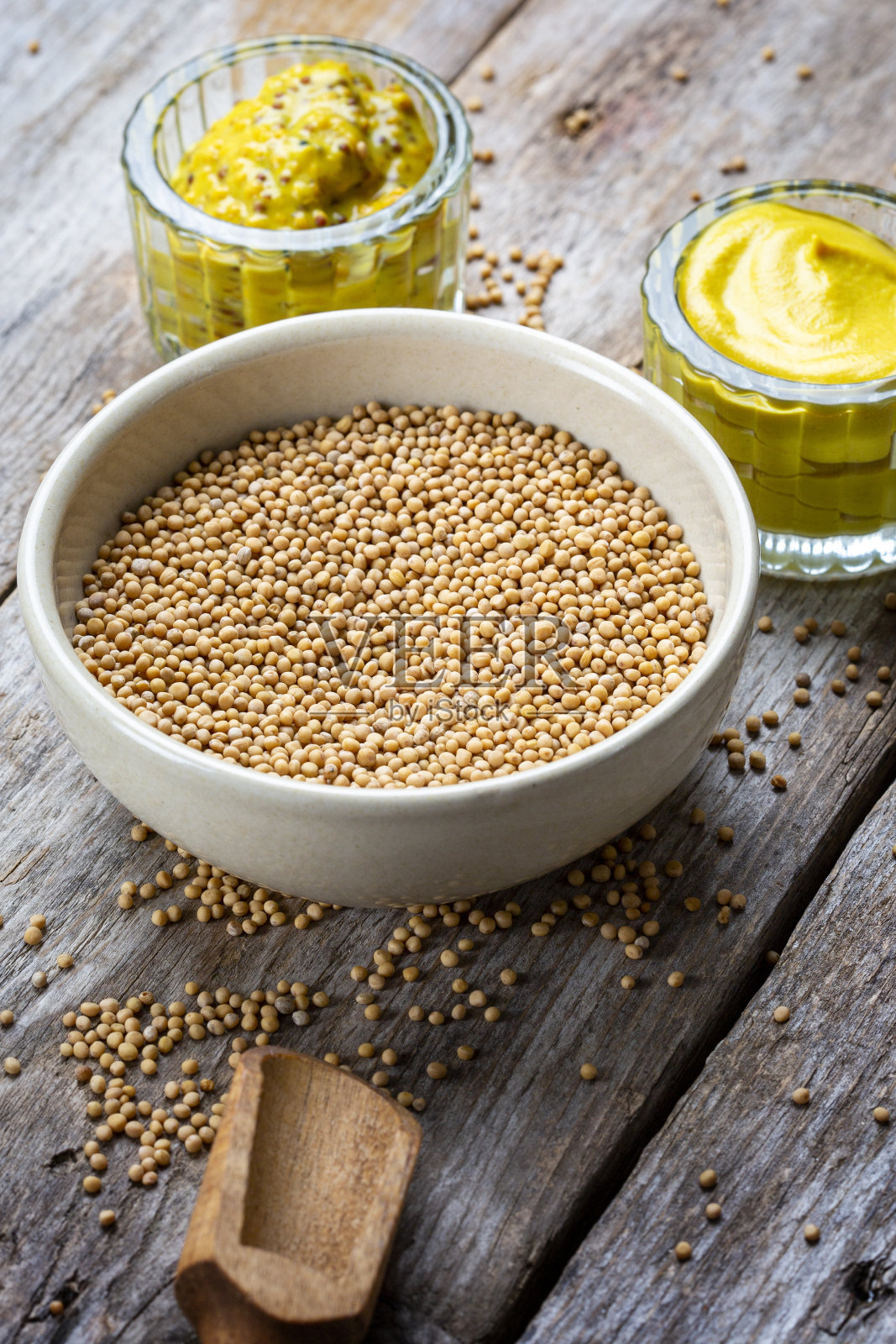 一碗芥菜籽和不同种类的芥菜照片摄影图片