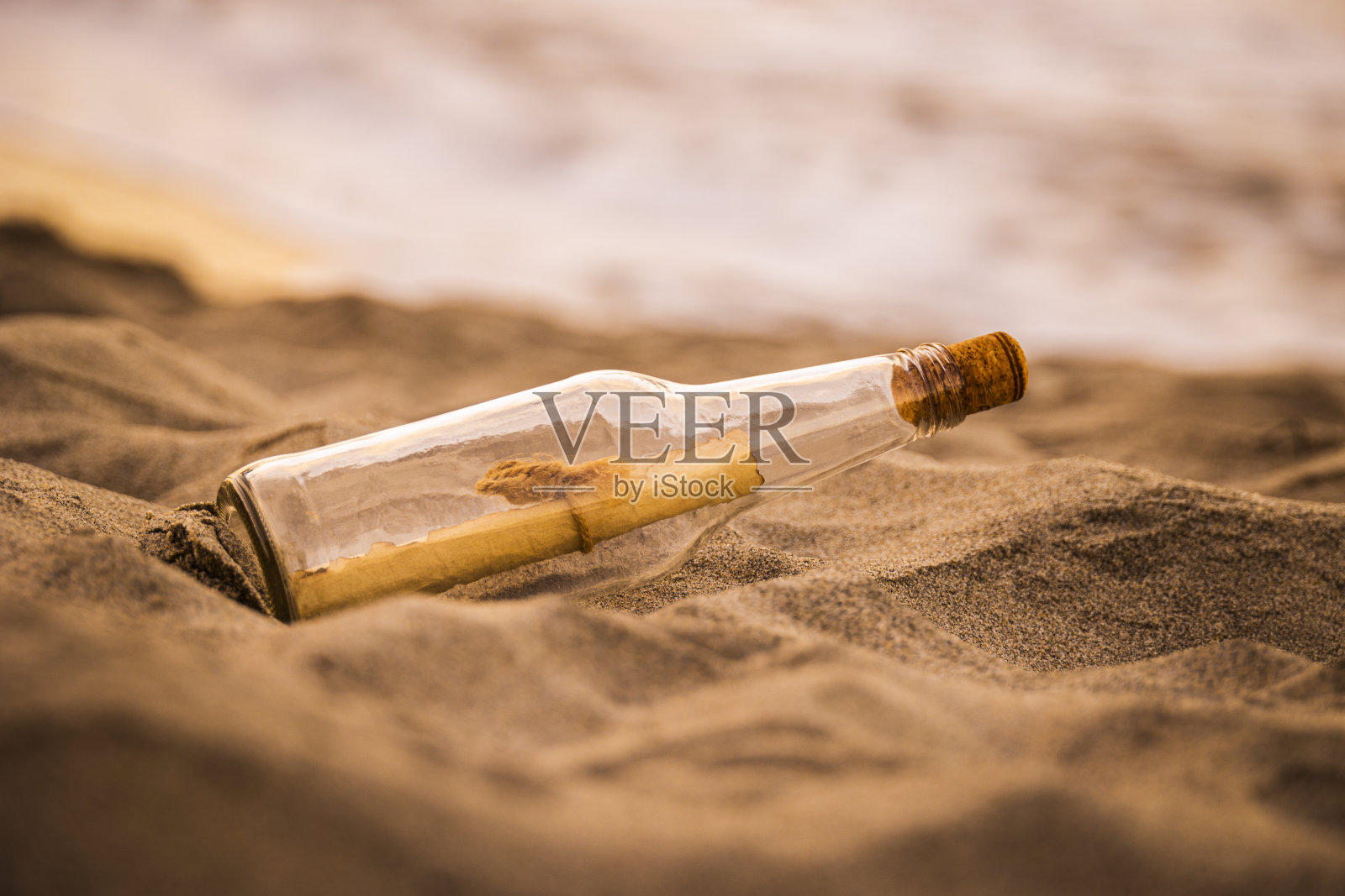 日落时分沙滩上瓶子里的留言照片摄影图片