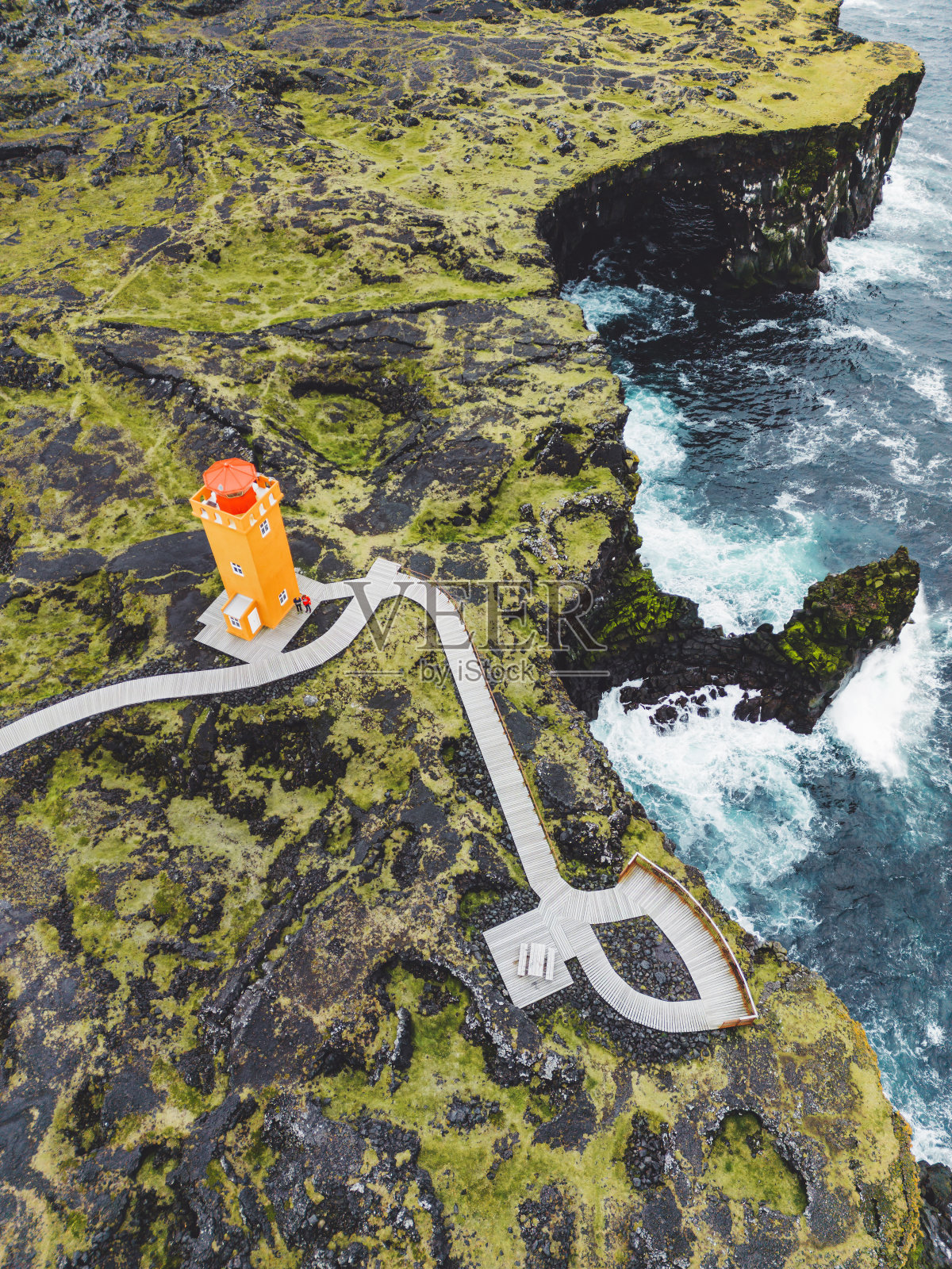 冰岛Snaefellsnes半岛上亮橙色的Svortuloft灯塔的垂直照片照片摄影图片