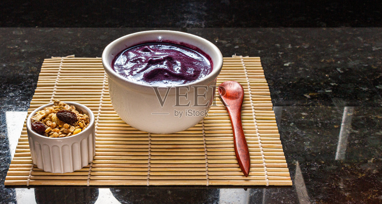 巴西莓燕麦碗照片摄影图片